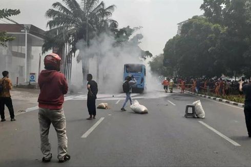 Mini Bus Transjakarta Terbakar di Depan Pom Bensin Basuki Rahmat
