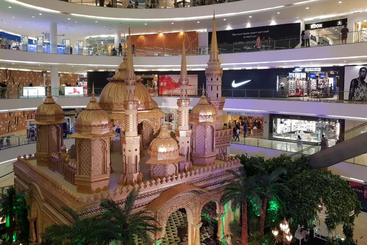 Bangunan Golden Sage yang menggambarkan Reflection of Wisdom hadir dengan tinggi kurang lebih 20 meter untuk melengkapi nuansa Ramadan di Main Atrium, Senayan City, Jakarta, Jumat (1/6/2018). Bangunan ini terinspirasi dari bentuk Kubah dengan perpaduan elemen detail pada sisi eksterior.