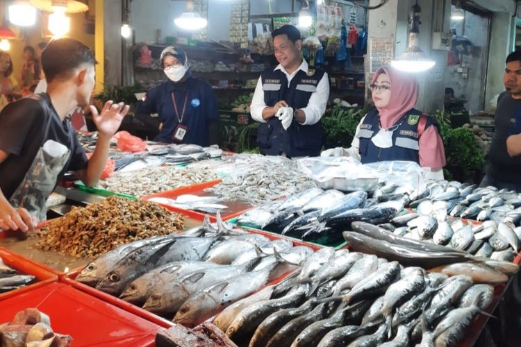 Kegiatan ekonomi yang termasuk kegiatan konsumsi adalah membeli ikan di pasar.