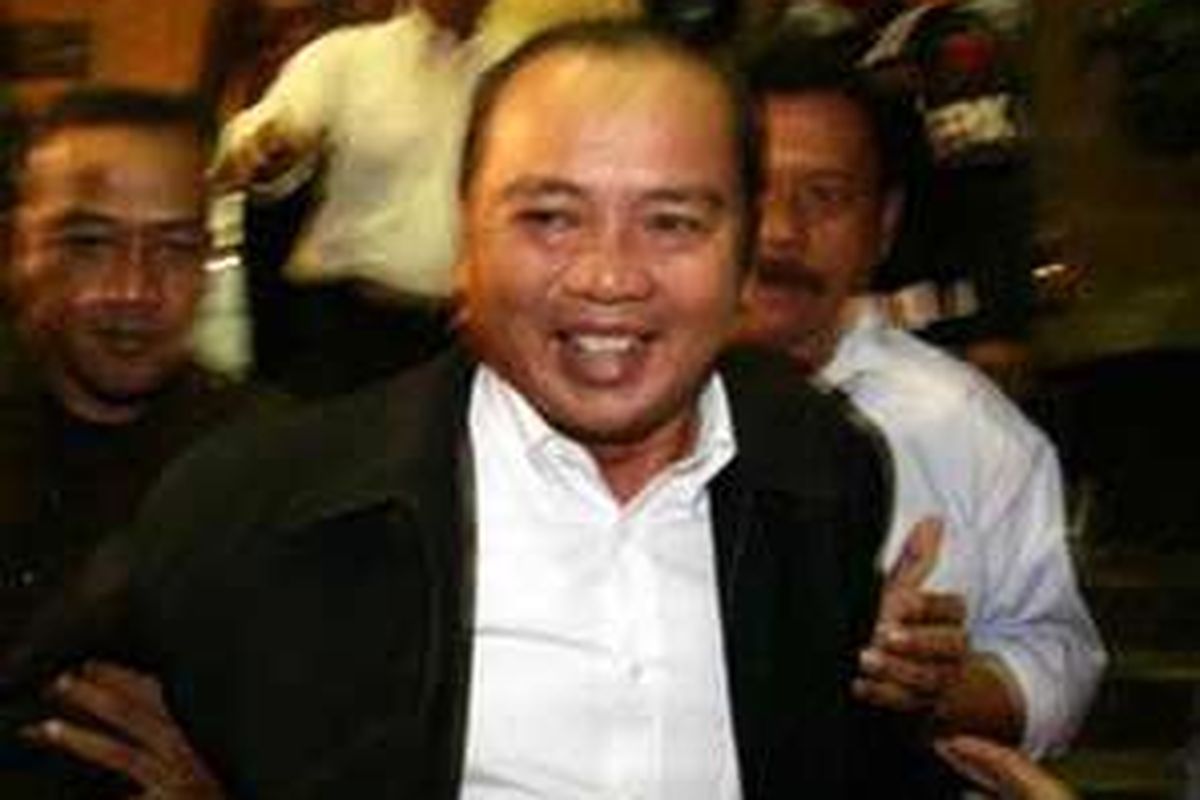 Burhanuddin Abdullah mendapat pengawalan ketat usai diperiksa selama sembilan jam oleh tim penyidik Komisi Pemberantasan Korupsi (KPK), Jakarta, Rabu (5/3).