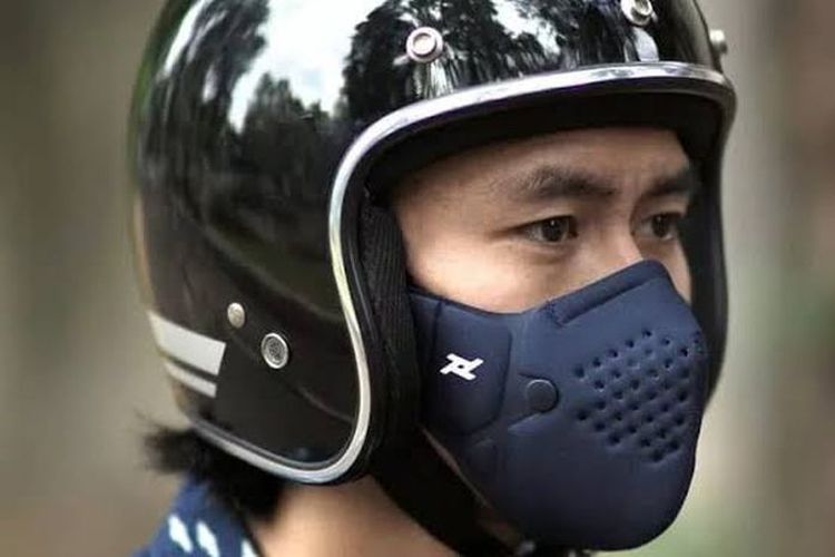 Ilustrasi biker yang memakai masker