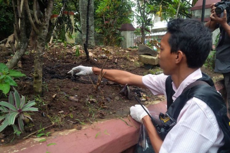 Gereja Katolik Santo Yusup di Jalan Mgr Sugiyapranata, Ambarawa, Jawa Tengah, Kamis (13/4/2017) sekitar pukul 14.00 WIB mendapat serangan diduga bom molotov yang dilempar pria tak dikenal. 