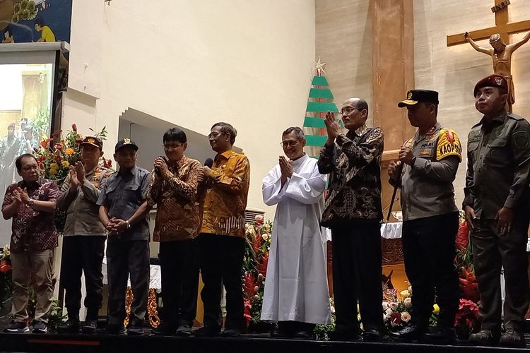 Kapolda DIY saat mendampingi Mahfud MD di Gereja Khatolik Santo Antonius Kotabaru, Sabtu (24/12/2022)