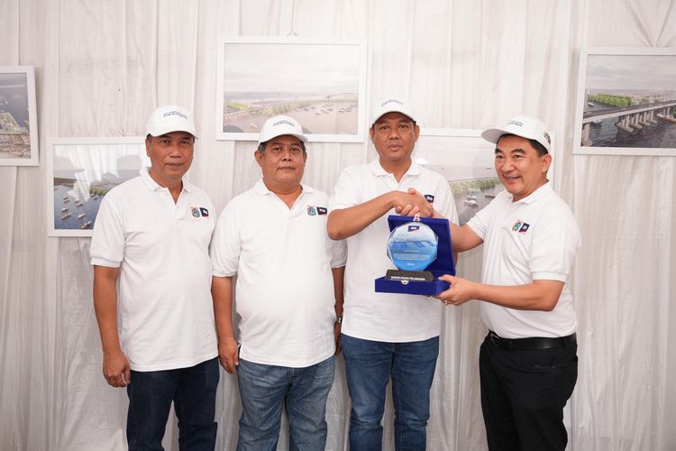 Direktur Utama PT Karya Citra Nusantara (KCN) Widodo Setiadi (kedua dari kanan) menyerahkan plakat kolaborasi konservasi mangrove kepada perwakilan Pemprov DKI Jakarta. 