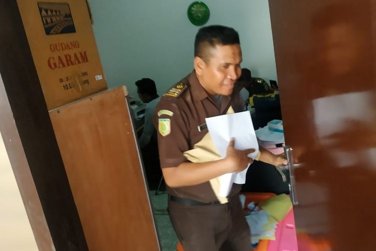 Tim penyidik Kejari Mataram membawa barang bukti uang dalam amplop coklat paska-OTT terhadap Kadispar Lombok Barat, Ispan Junaidi, Rabu (13/11/2019). 