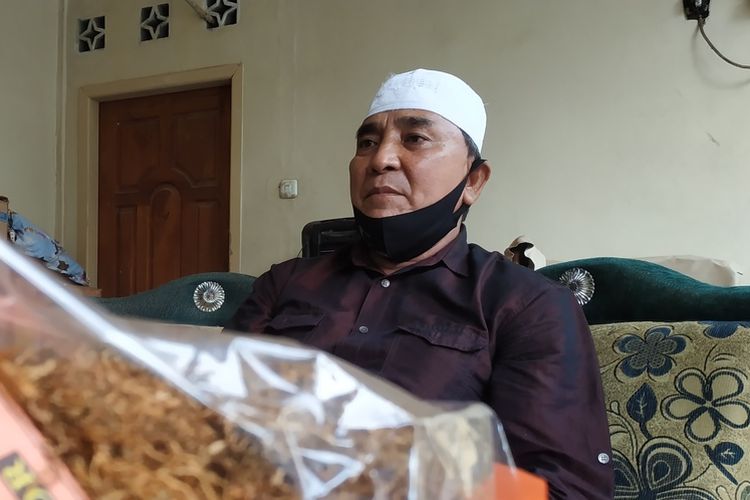inilah H. Suardi, pemilik UD Mawar Putra yang merupakan pabrik tembakau rajangan di Wajageseng Lombok Tengah. Keberadaan pabrik. pengolah tembakau ini diprotes warga karena baunya membuat warga sesak.