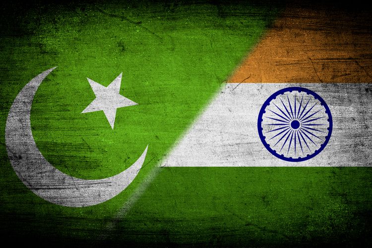 Bendera Pakistan (kiri) dan bendera India (kanan).
