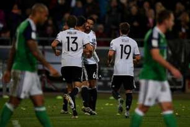 Sami Khedira disambut rekan-rekannya sesama pemain timnas Jerman seusai mencetak gol ke gawang Irlandia Utara pada laga di Hannover, Selasa (11/10/2016).