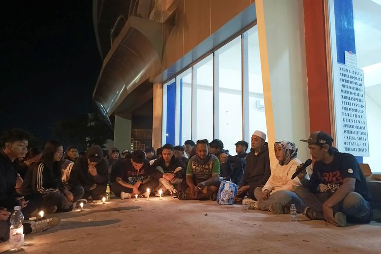 Suasana doa bersama memperingati 1000 hari Tragedi Kanjuruhan yang dihadiri nawak-nawak Malang Raya di depan Gate 13 Stadion Kanjuruhan Kepanjen, Kabupaten Malang, Jawa Timur, Kamis (26/6/2025) malam.