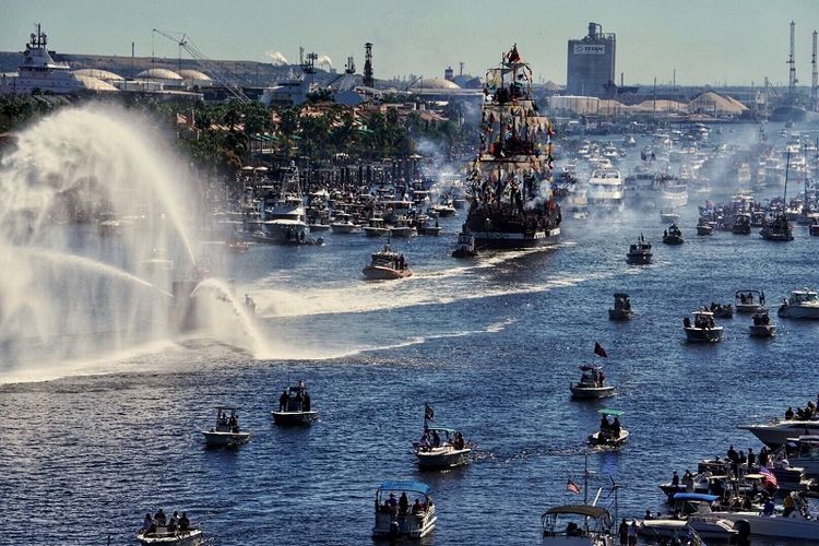 Tiruan kapal bajak laut Jose Gasparilla mendarat di Tampa, Florida, untuk perayaan bajak laut tahunan pada 25 Januari 2020. Acara yang diadakan sebagai perayaan pengetahuan bajak laut yang dikenal sebagai Gasparilla selama lebih dari 100 tahun di Tampa, telah dibatalkan tahun ini karena pandemi virus corona. Ye Mystic Krewe dari Gasparilla mengatakan yang berikutnya tidak akan diadakan hingga Januari 2022.