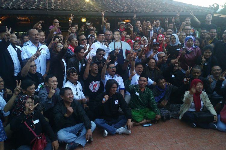 Silahturahmi Simpul Relawan Jokowi- Maruf Amin Jabar di Kafe Lantera, Rancakendal, Bandung,  Jumat (7/9/2018).