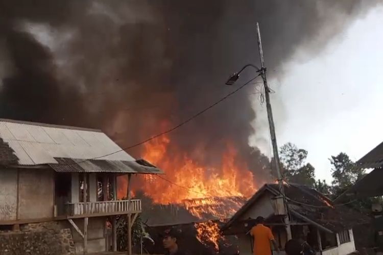 Kebakaran Melanda Kawasan Kasepuhan Adat Ciptamulya Sukabumi, 70 Rumah Terdampak