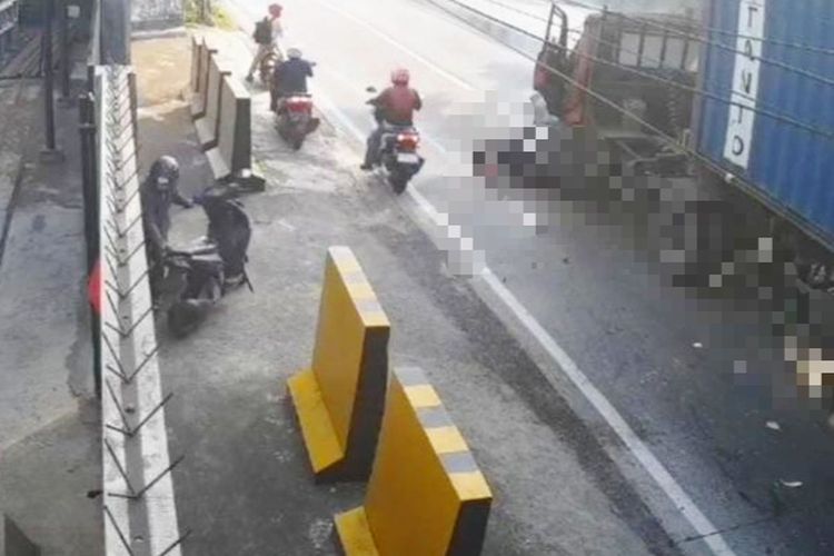 Truk Kontainer Tabrak Sejumlah Motor di Simpang Empat Patung Sapi Pasuruan, 3 Tewas