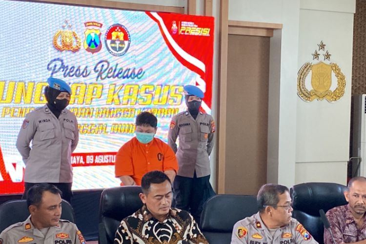 Pelaku pembunuhan kakak kandungnya di Surabaya, di Mapolrestabes, Jumat (9/8/2024).