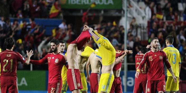 Tim bertukar kaus setelah pertandingan sepak bola kualifikasi EURO 2016 Spanyol vs Ukraina di stadion Ramon Sanchez Pizjuan di Sevilla pada 27 Maret 2015. Spanyol menang 1-0.