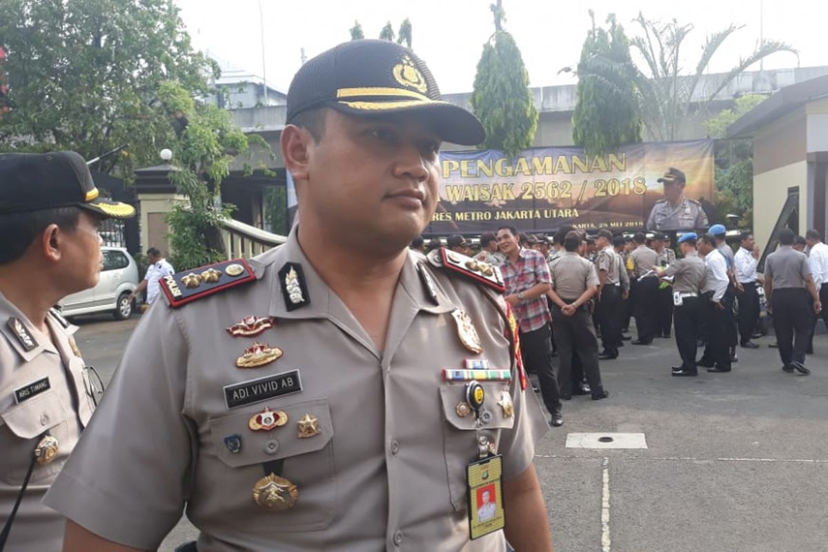 Wakapolres Metro Jakarta Utara AKBP Adi Vivid Bachtiar memberikan keterangan kepada wartawan usai memipin apel pengamanan Hari Raya Waisak di Lapangan Mapolres Metro Jakarta Utara, Senin (28/5/2018). 