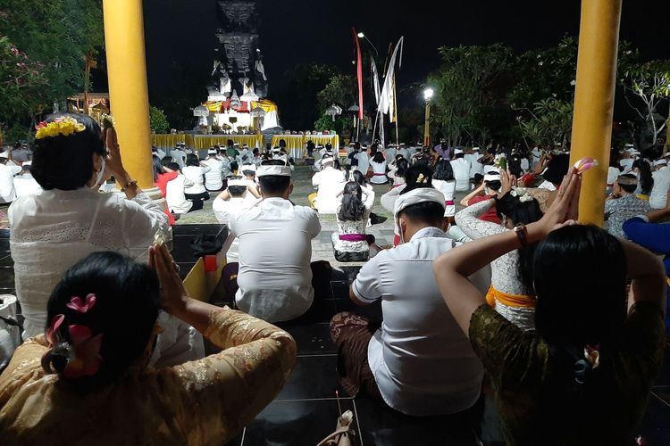 Suasana perayaan Hari Suci Galungan di Pura Agung Giri Natha Semarang, Rabu (16/9/2020).