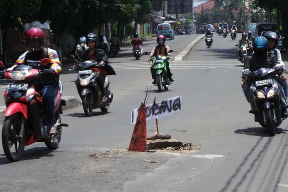 Ilustrasi : Pengendara motor menghindari jalan berlubang di Pejaten Barat, Pasar Minggu, Jakarta Selatan, Kamis (7/2/2013)