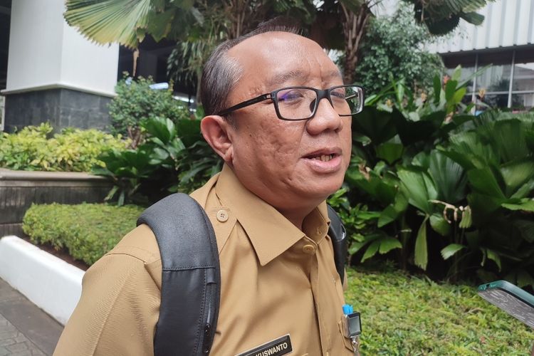 Kepala Dinas Lingkungan Hidup (DLH) DKI Jakarta Asep Kuswanto saat menjelaskan soal peresmian pabrik pengolah sampah atau refuse-derived fuel (RDF) plant di Tempat Pengolahan Sampah Terpadu (TPST) Bantargebang, Bekasi, Jawa Barat.