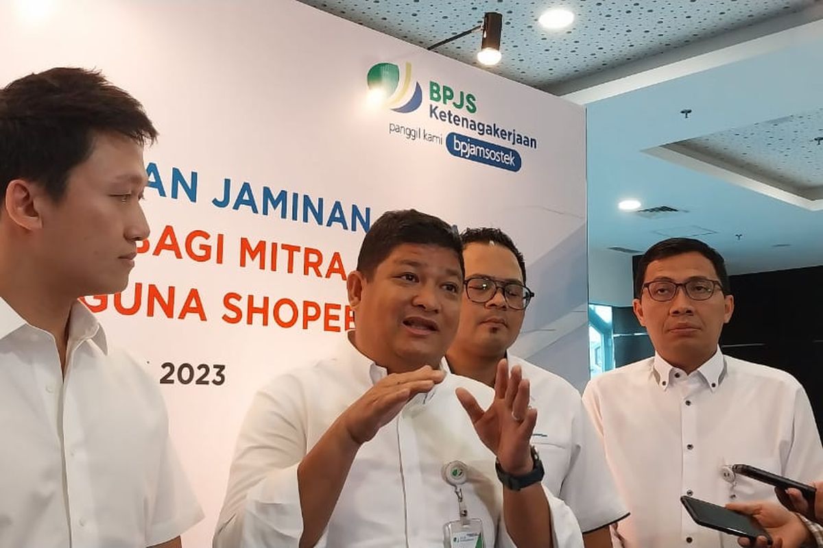 Direktur Kepesertaan BPJS Ketenagakerjaan Zainudin (tengah) memberikan keterangan kepada awak media, di Jakarta, Senin (31/7/2023).