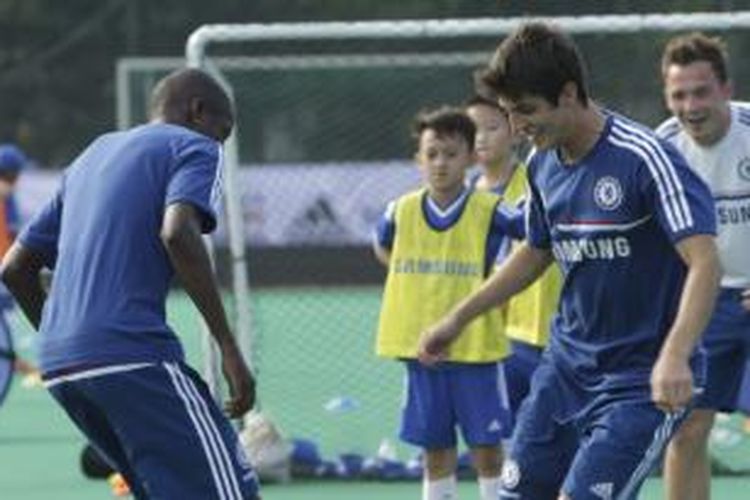 Dua pemain Chelsea, Ramires (kiri) dan Lucas Piazon.