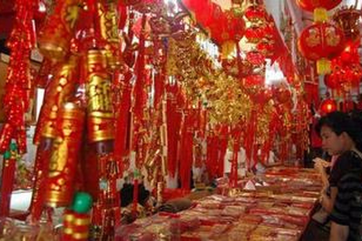 Pernak-pernik untuk menyambut perayaan Tahun Baru Imlek 2562 dijual di pusat perbelanjaan, Jalan Pancoran, Glodok, Jakarta Barat, Sabtu (8/1/2011). 