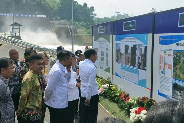 Presiden Joko Widodo meresmikan terowongan Nanjung di Kabupaten Bandung, Jawa Barat, Rabu (29/1/2020)