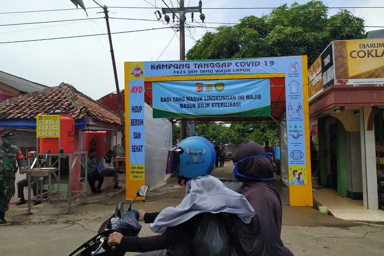 Kampung Tanggap Covid-19 di Desa Kutapohaci, Kecamatan Ciampel, Kabupaten Karawang, Kamis (28/5/2020).