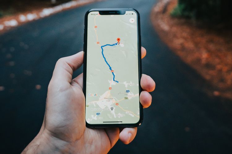 Cara menambahkan alamat di Google Maps dengan mengakses opsi Tambahkan Tempat.