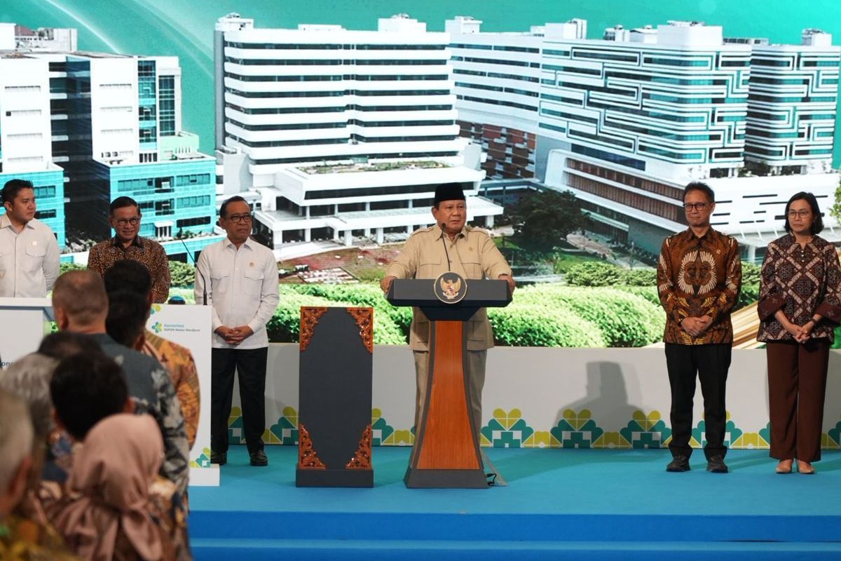 Presiden Prabowo Subianto (tengah) menyampikan pidatonya saat meresmikan Gedung Layanan Terpadu dan Institut Neurosains Nasional Rumah Sakit Pusat Otak Nasional (RSPON) Prof. Dr. dr. Mahar Mardjono, Jakarta, Selasa (26/8/2025). 