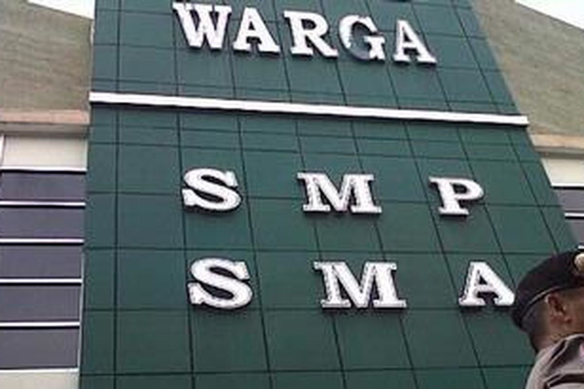 Petugas menjaga ketat pintu masuk sekolah SMA Warga, Solo