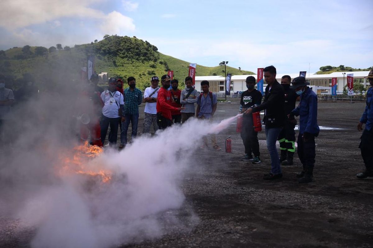 Marshal Sirkuit Mandalika melakukan pelatihan simulasi memadamkan api