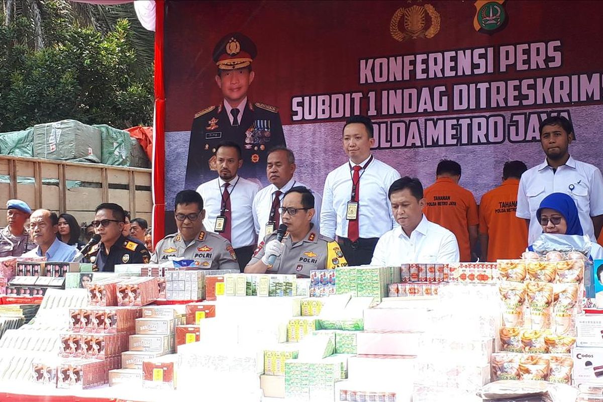 Konferensi pers kasus penyelundupan barang ilegal seperti kosmetik, obat-obatan, bahan pangan, dan produk elektronik yang berasal dari Republik Rakyat Tiongkok (RRT). Foto diambil di Polda Metro Jaya, Jakarta Selatan, Rabu (14/8/2019).