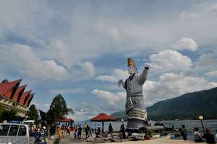 Boneka sigale-gale raksasa hendak dilarung di Danau Toba, Samosir, Sumatera Utara, Sabtu (7/9/2014). 

