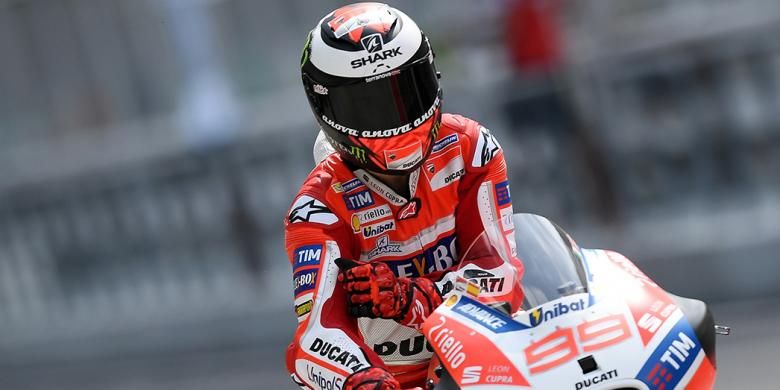 Pebalap Ducati asal Spanyol, Jorge Lorenzo, melintasi pit lane pada hari pertama tes pramusim MotoGP 2017 di Sirkuit Internasional Sepang, Malaysia, Senin (30/1/2017). Tes pramusim berlangsung selama tiga hari, mulai dari 30 Januari - 1 Februari.