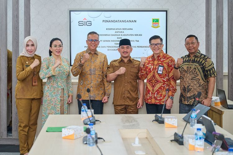 Pemerintah Kabupaten (Pemkab) Bekasi dan PT Semen Indonesia (Persero) Tbk (SMGR) atau SIG menandatangani Kesepakatan Bersama tentang Peningkatan dan Pengembangan Kualitas Pembangunan di Kabupaten Bekasi. 