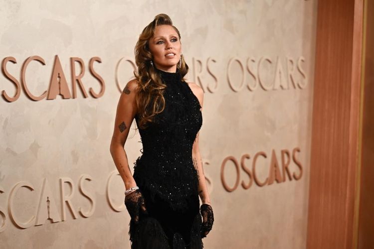 Miley Cyrus Tampil Tanpa Alis di Red Carpet Oscar 2025