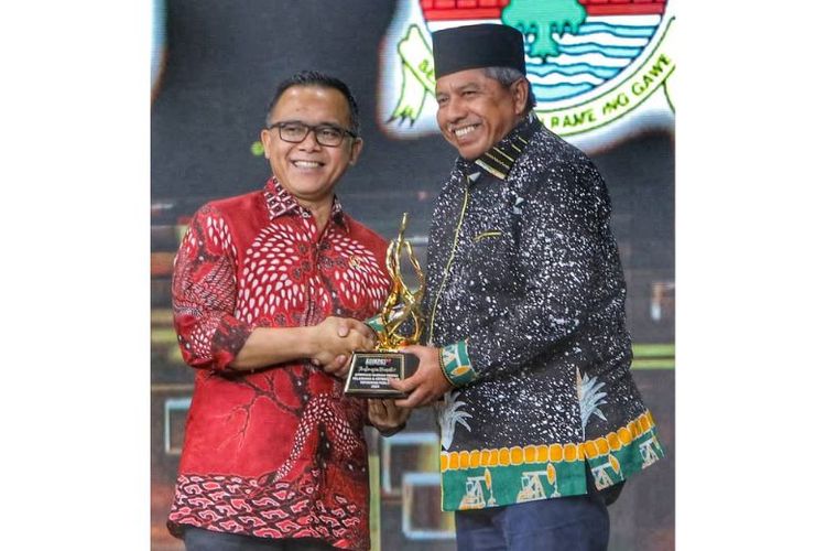 Menteri Pendayagunaan Aparatur Negara dan Reformasi Birokrasi (PAN RB) Abdullah Azwar Anas menyerahkan penghargaan Peduli Pelayanan dan Keterbukaan Informasi Publik dari KompasTV kepada Bupati Siak Alfedri di The Tribrata Darmawangsa, Jakarta, Rabu (11/9/2024).