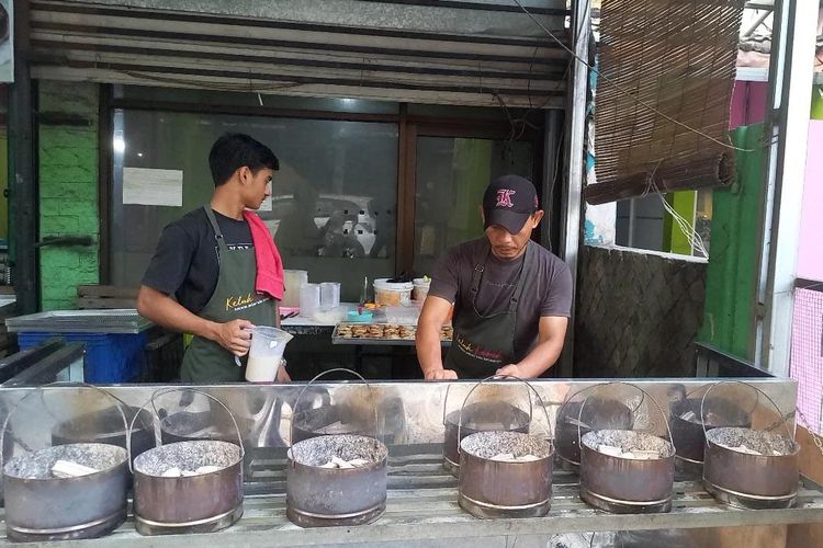 Pagawai Roti Lumpur Bakar Keluh Kesah Semarang sedang menyiapkan adonan di atas tungku api, Selasa (13/6/2023).