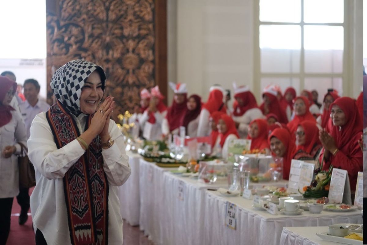 Bupati Klaten Sri Mulyani saat menghadiri Lomba Kreasi Gizi Isi Piringku di Grha Bung Karno Kabupaten Klaten, Jawa Tengah, Rabu (21/8/2024). 