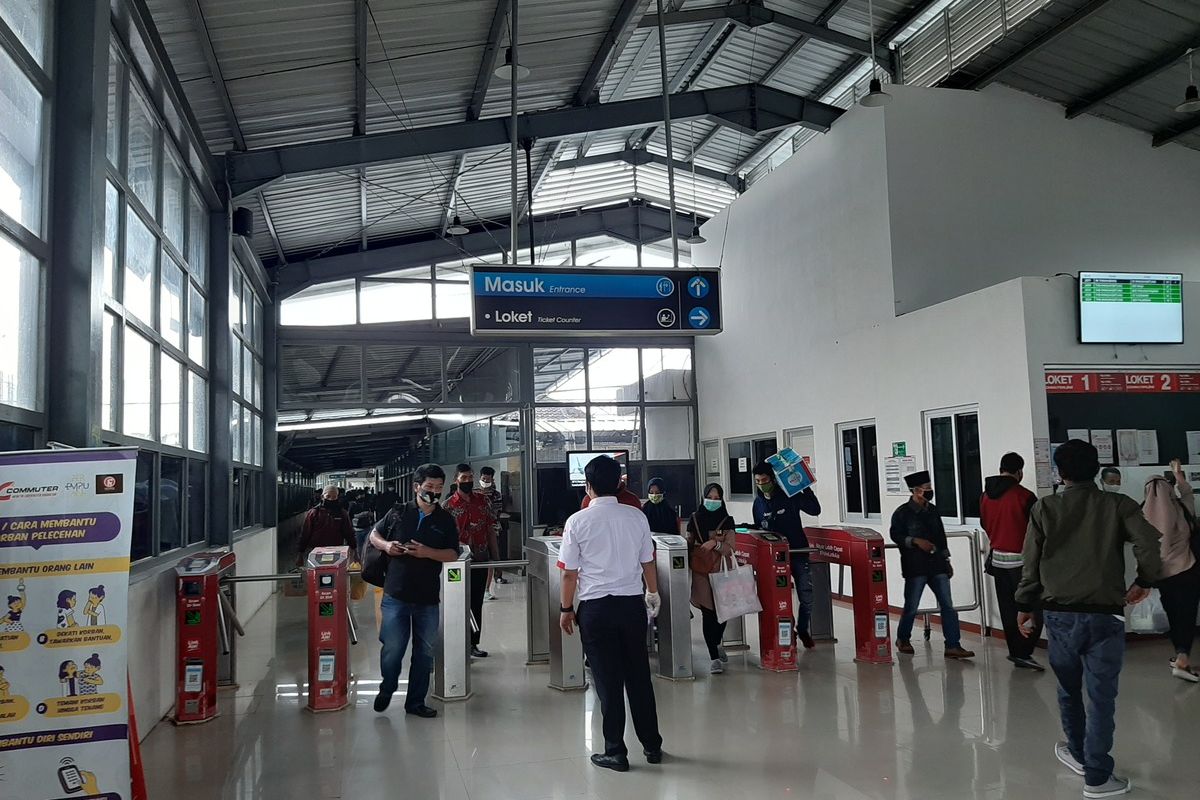 Penumpang commuterline tiba di stasiun Rangkasbitung, Selasa (5/5/2020.