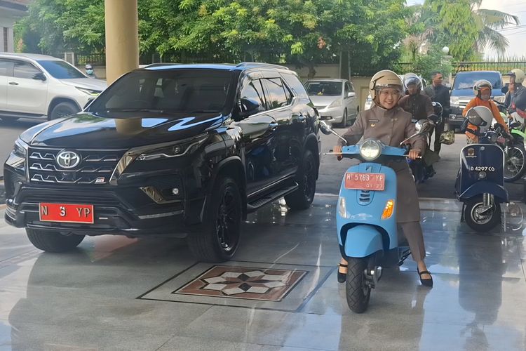 Kontras Sidang Paripurna di Lumajang: Bupati Pakai Motor, Wakil Rakyat Pakai Mobil Mewah
