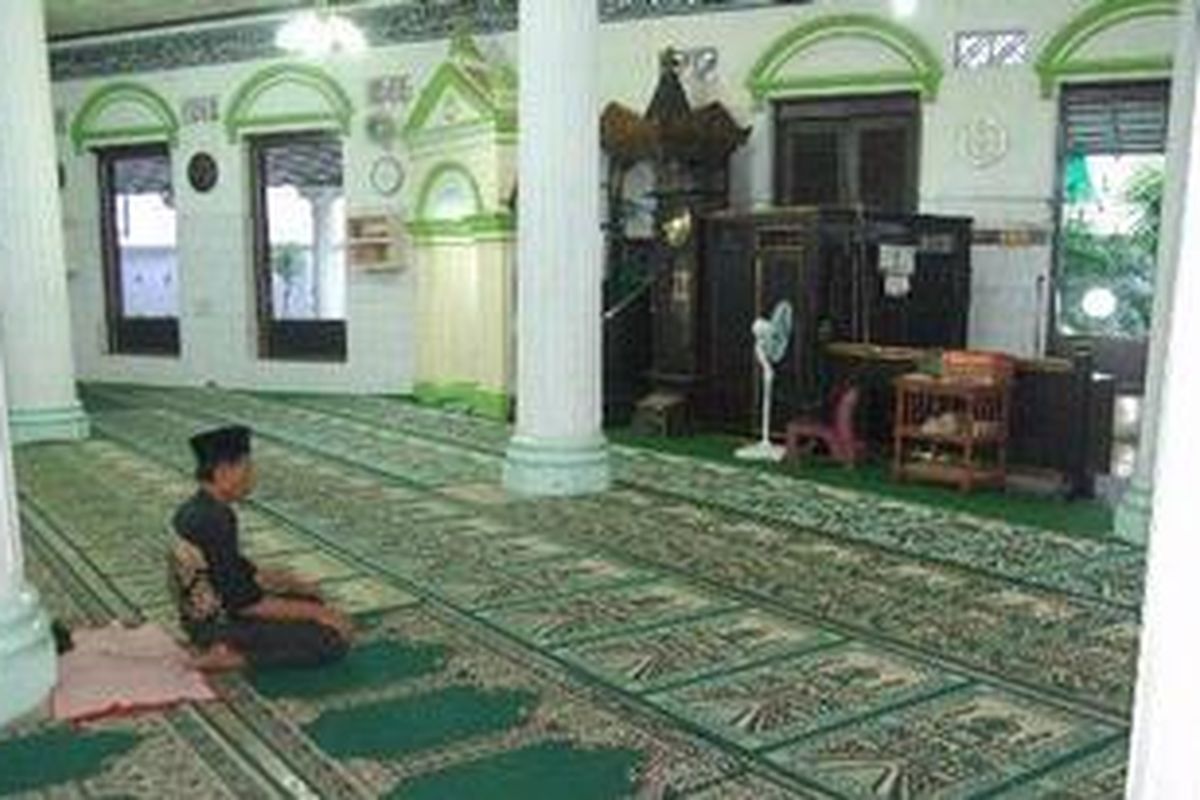 Warga menjalankan ibadah Shalat di Masjid An-Nawier, Pekojan, Jakarta Barat, Sabtu (4/12/2010). Masjid yang dibangun pada tahun 1760 yang memiliki 33 tiang penyangga dan menara setinggi 17 meter ini merupakan Masjid terbesar di Jakarta Barat. 