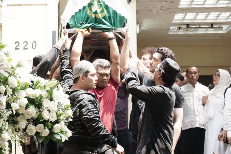 Kerabat dan keluarga mengangkat keranda yang membawa jenazah Faldy Albar untuk dishalatkan di Masjid Al Ittihad di Jalan Kedondong, Cinere, Depok, Jawa Barat, Kamis (30/8/2018). 