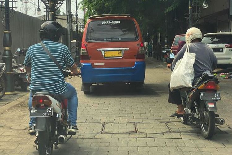 Teknik berkendara aman hadapi angkot.