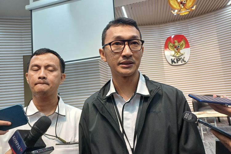 Anggota Tim Juru Bicara KPK, Budi Prasetyo menyatakan penyitaan handphone (Hp) dan berkas milik Sekretaris Jenderal (Sekjen) PDI-P Hasto Kristiyanto sudah sesuai prosedur, Senin (10/6/2024).