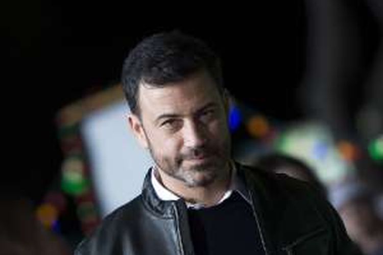 Pembawa acara Jimmy Kimmel menghadiri pemutaran perdana film Office Christmas Party di Regency Village Theater di Los Angeles pada Rabu (7/12/2016).