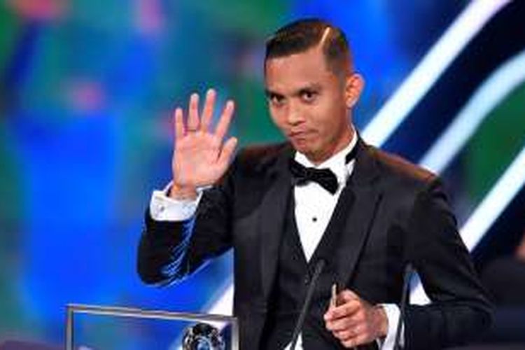 Pemain Malaysia, Faiz Subri, meraih Puskas Award 2016 pada FIFA Gala di Zurich, Senin (9/1/2017). 