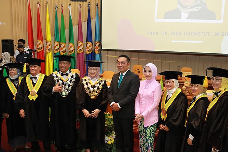 Istri Gubernur Jawa Barat (Jabar) Atalia Praratya lulus program Doktor Ilmu Komunikasi Universitas Padjadjaran dengan yudisium Cumlaude. 