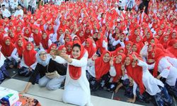 Ribuan Santriwati Berkerudung Merah Sambut Puti di Kediri